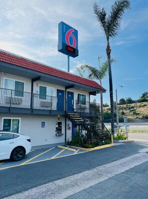Holiday Home Exterior [summer] - Cozy Queen Bed|Free Parking|WiFi (La Mesa)