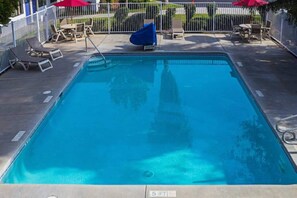 Pool - 2 Full Beds | Non-Smoking (Porterville)