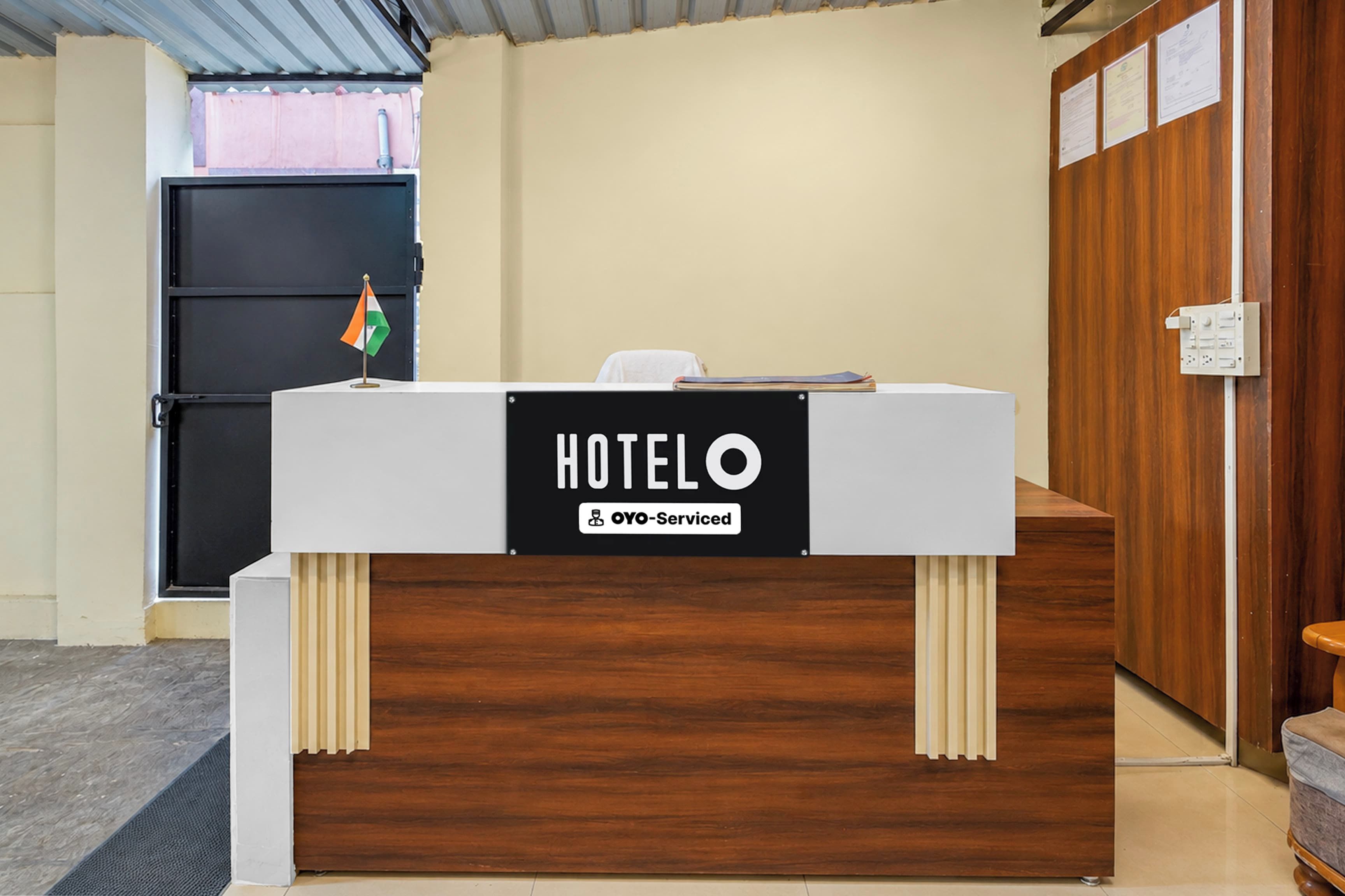 Una recepción con un letrero que indica que el servicio es brindado por OYO.