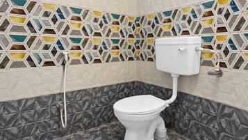 Deluxe Room | Bathroom | Shower, free toiletries