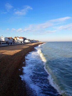 A coastal town with a promenade, buildings along the shore, and the sea. - Charming, spacious apartment near to the beach. (Walmer)