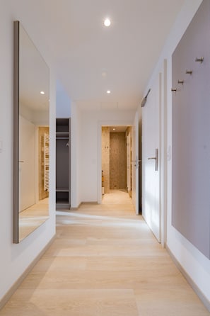 Ein modernes Interieur mit einem Flur, der zu einem Badezimmer führt.