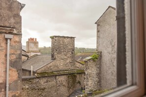 Ein Gebäude aus Stein mit Schornstein und Fenster.