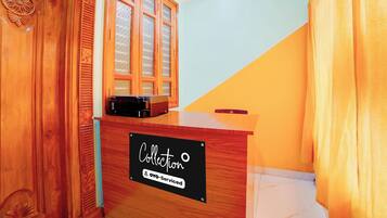 Una mesa de recepción con un cartel que dice 'Collection Oyo-Serviced'.