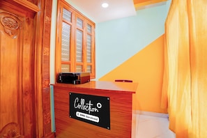 Uma mesa de recepção com uma placa que diz 'Collection Oyo-Serviced'.