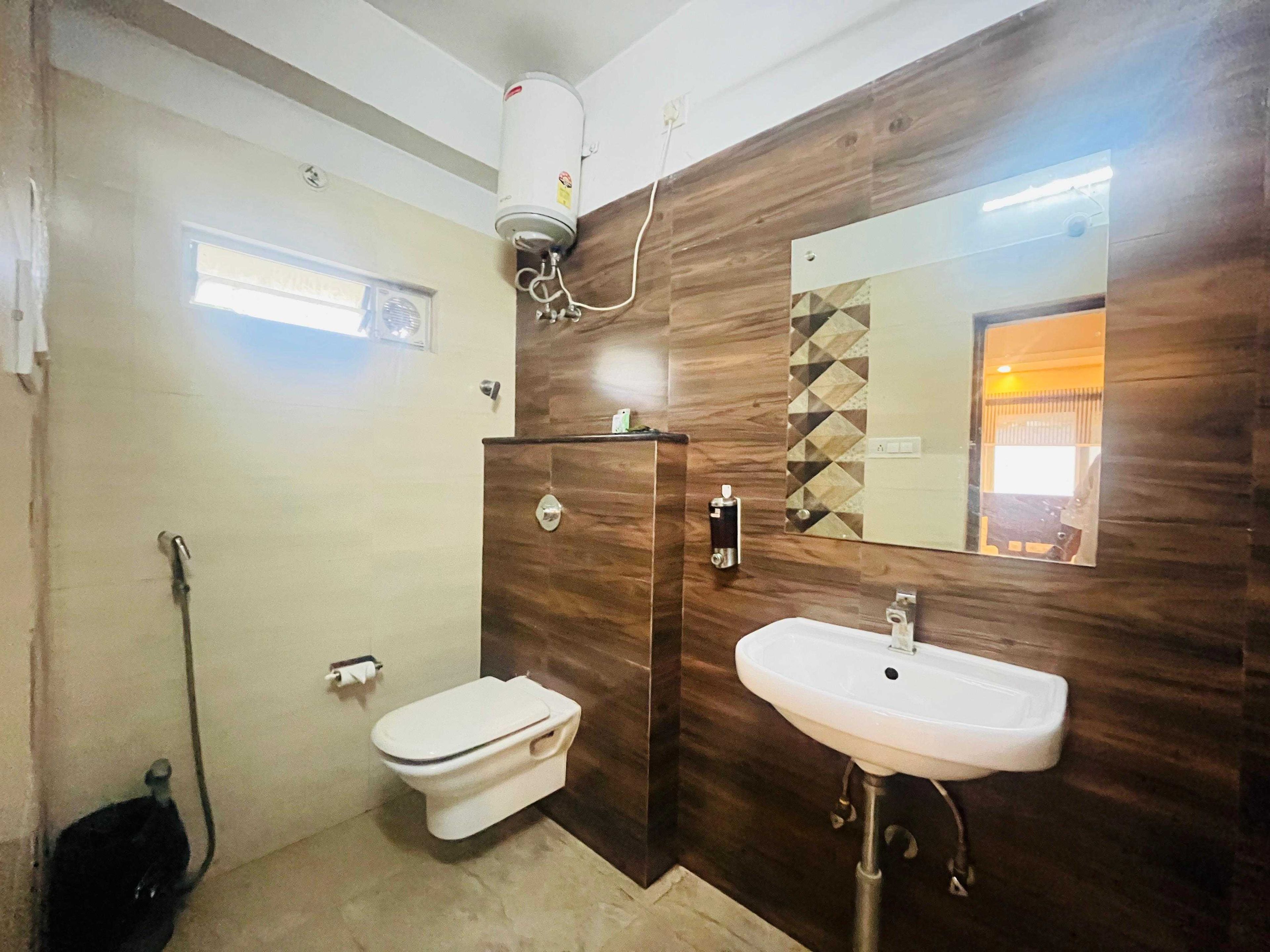 Un baño con inodoro, lavabo y ducha.