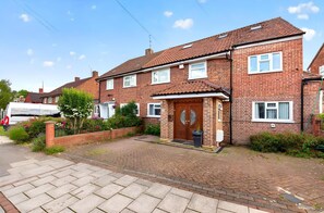 Exterior - Loft Room Wing w/ Fast WiFi + ParkingSelf-

Private Room in a Semidetached house (London)
