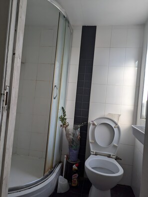 Bathroom - Loft Room Wing w/ Fast WiFi + ParkingSelf-

Private Room in a Semidetached house (London)