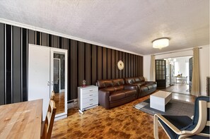 Living area - Loft Room Wing w/ Fast WiFi + ParkingSelf-

Private Room in a Semidetached house (London)