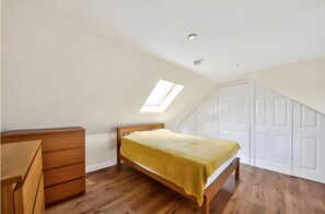 Room - Loft Room Wing w/ Fast WiFi + ParkingSelf-

Private Room in a Semidetached house (London)