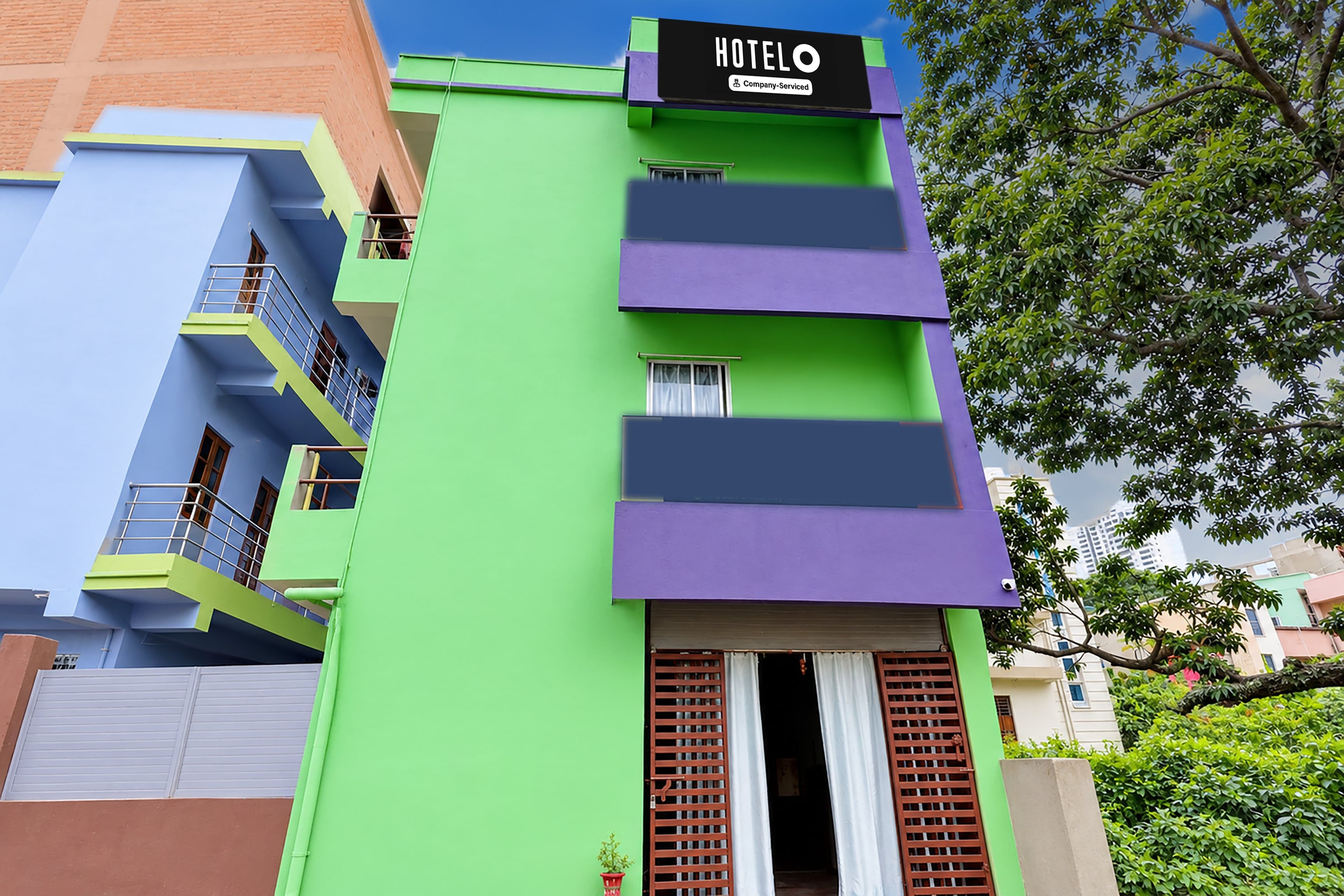 Un edificio de varios pisos con un letrero que indica que es un hotel.
