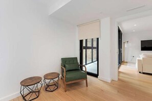 Living area - 2 Bedrooms walking distance to Euston,King Cross (London)