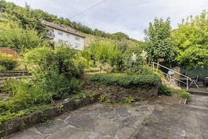 A stone pathway leading to a stone wall with a staircase. - A comfortable home surrounded by beautiful nature, with a garden and parking (Obernhof)