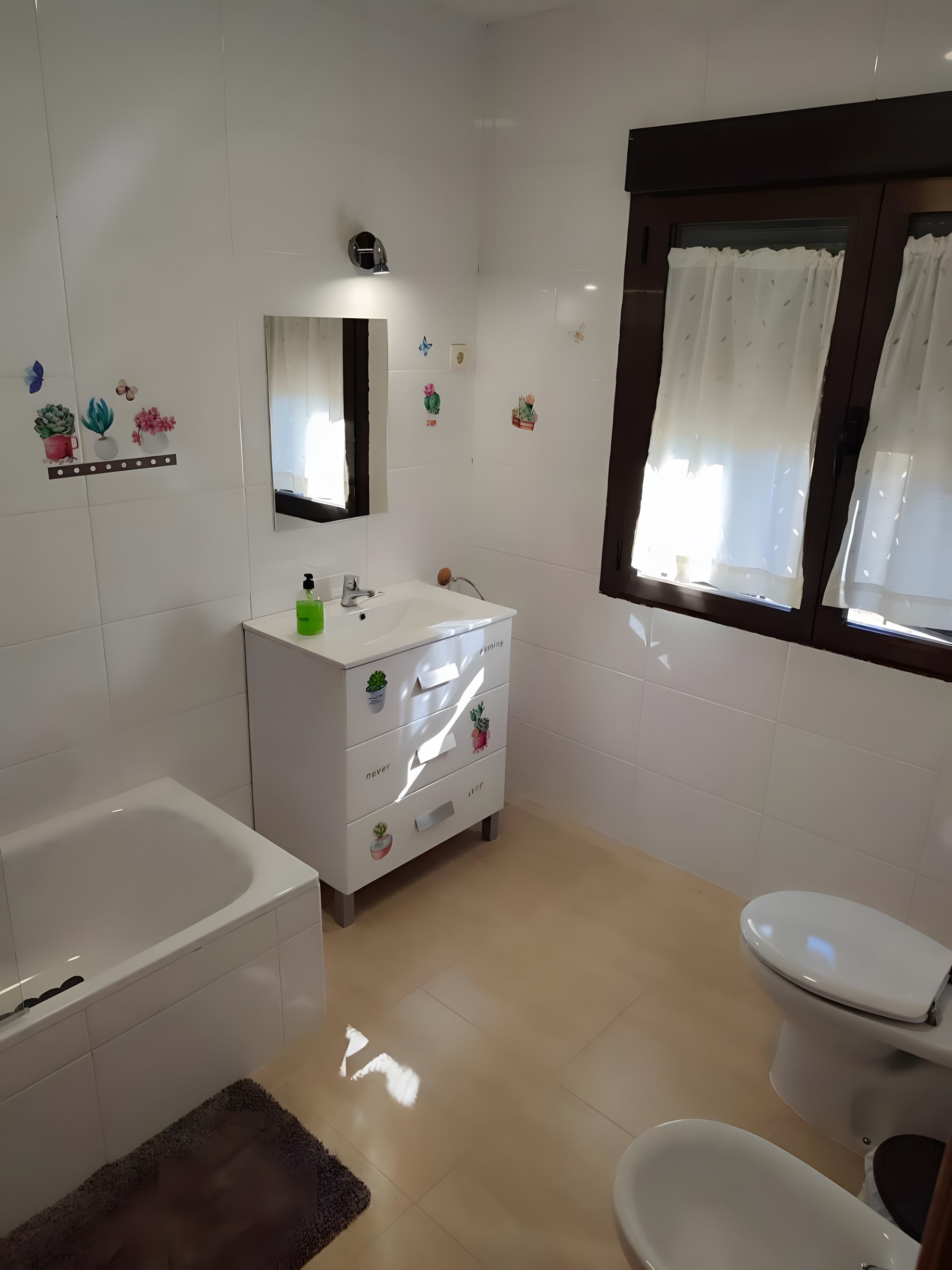 Un baño con bañera, inodoro y lavabo.