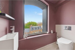 Unclassified image, 3 of 26, button - Modern 1-Bedroom Apartment with Balcony Views (London)