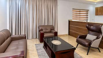 Una sala de estar moderna con un sofá, un sillón reclinable y una mesa de centro.