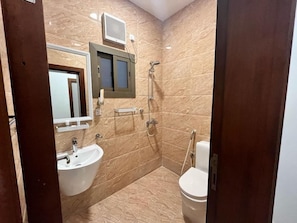 A bathroom with a sink, toilet, and shower. - Tu Jardin Al Harmain Jeddah (Jeddah)