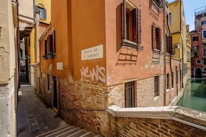 A narrow alley with a building labeled 'PONTE DE L'ALBERO' and a canal on one side. - Casa Dell Albero (Venice)