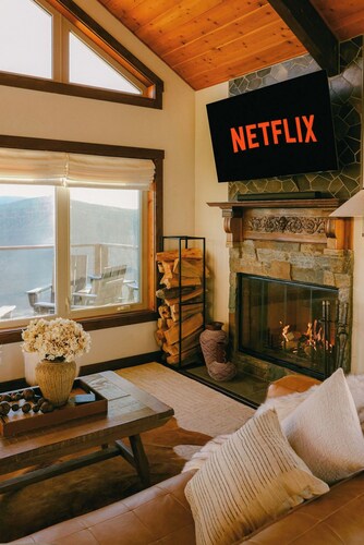 Mountaintop Cabin + Airstream | Pickleball, Sauna, Plunge, Hot Tub | Sleeps 12