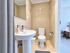 A modern bathroom with a sink, toilet, and shower. - 6th Floor Loft in the Heart of Athens ΙΙ by ΜΡS (Athina)