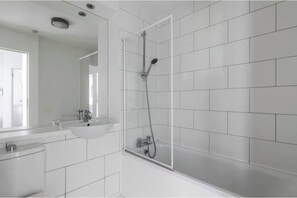 Unclassified image, 4 of 18, button - 1 Bedroom apartment 5 Minutes walking to Tower Br (London)