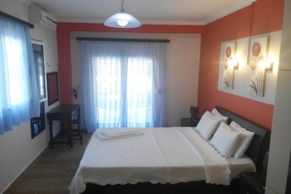 A hotel room with a bed, a desk, and a chair. - Valena Studios Apartments (Lefkada)