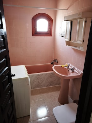 A bathroom with a bathtub, a sink, and a toilet. - El Capistrano Village Nicosol (Nerja)