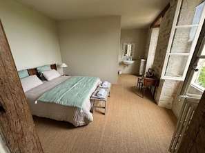 A bedroom with a bed, bedside tables, a lamp, a mirror, a window, and a door. - les Trois Terrasses (Montpezat-de-Quercy)