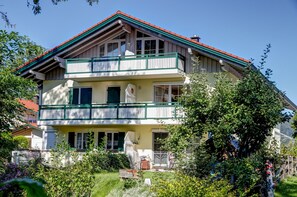 Un bâtiment à deux étages doté d’un balcon, d’un porche couvert et d’un jardin.