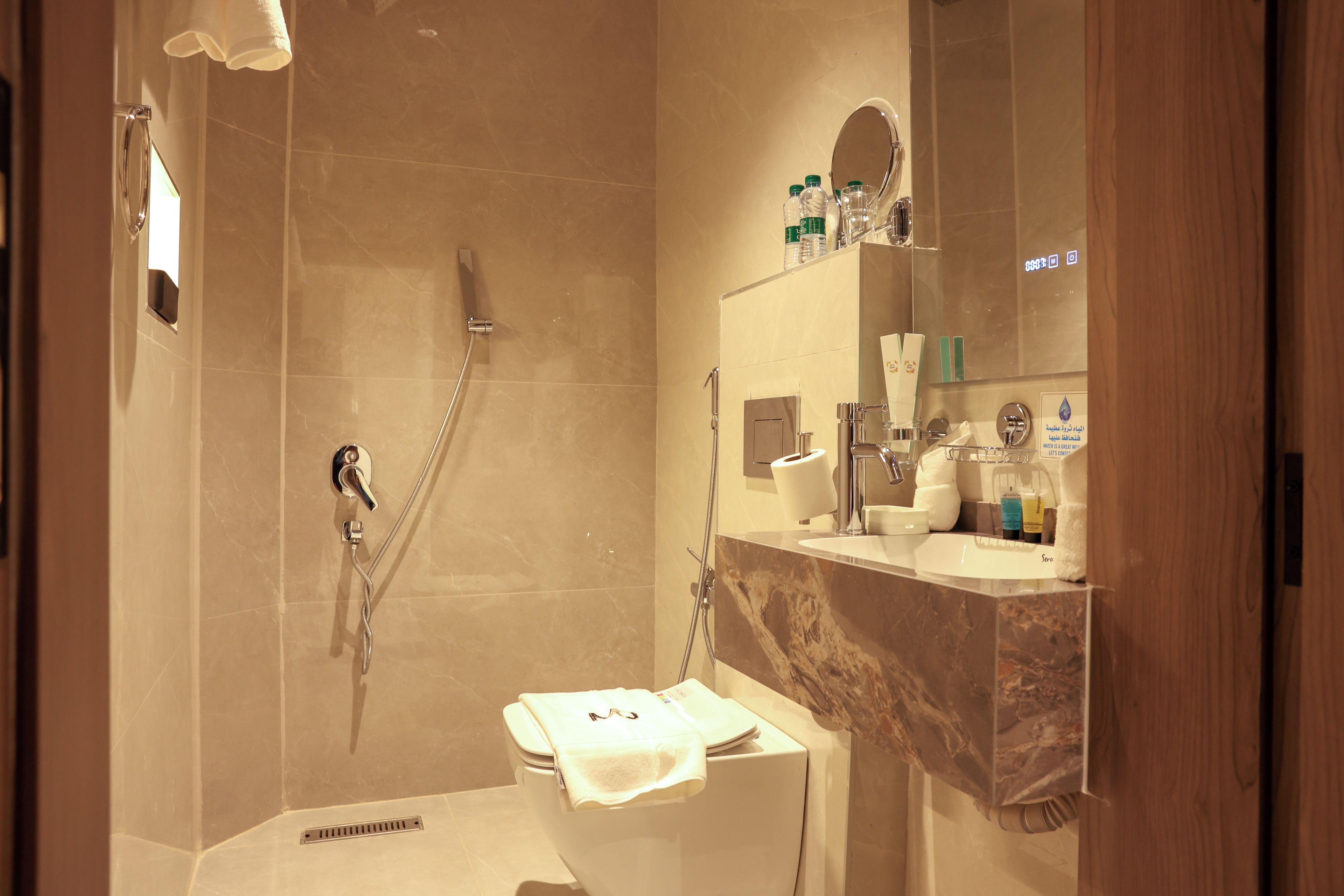 Een moderne badkamer met een inloopdouche, een badkuip en een wastafel met spiegel.