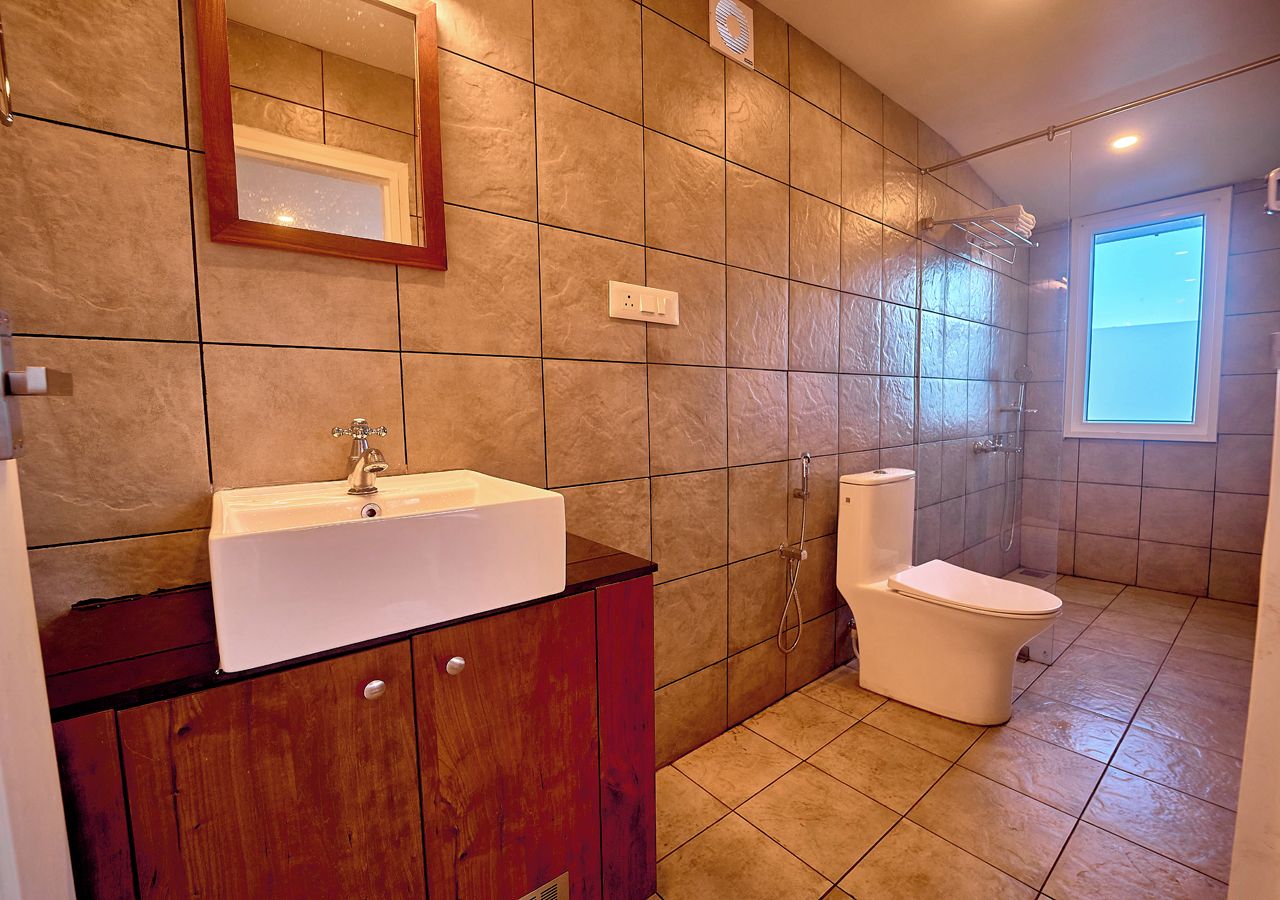Ein Badezimmer mit Waschbecken, Toilette und Dusche.