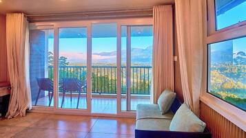 Deluxe Double Room, Balcony, Mountain View | Living area