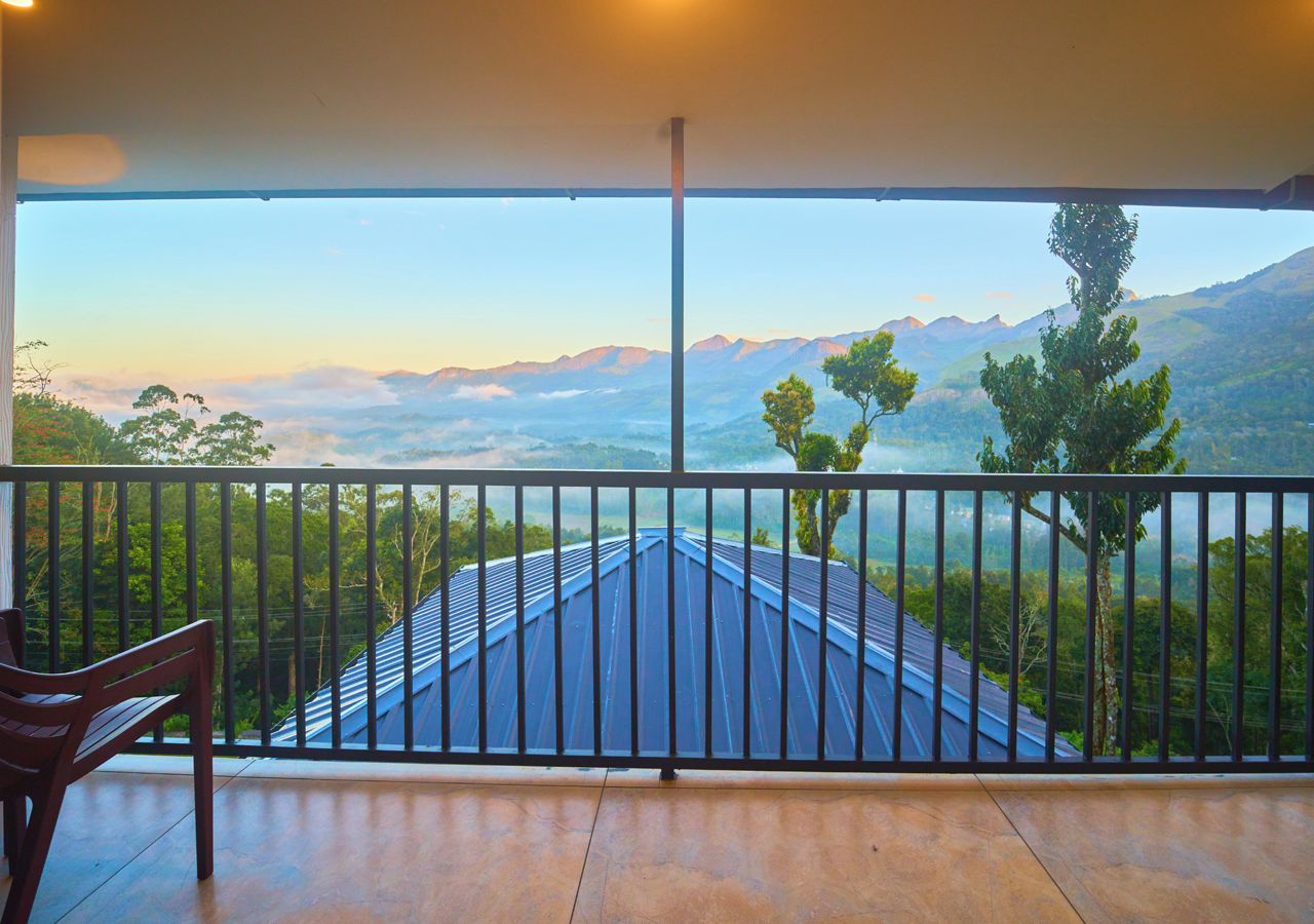 Un balcón con vistas a un paisaje montañoso.