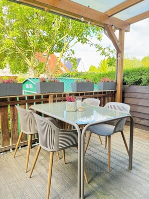 Outdoor dining - Vrbo Property (Bocholt)
