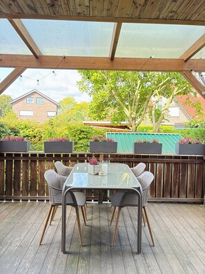 Outdoor dining - Vrbo Property (Bocholt)