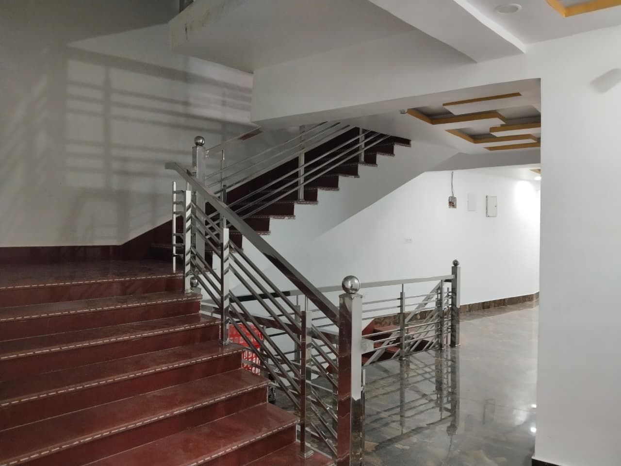 Una escalera con barandilla metálica que lleva a una plataforma.