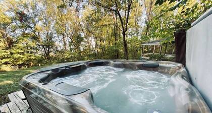 Airstream*POOL*PrivateTub*MTN*relax*GOATS*stars