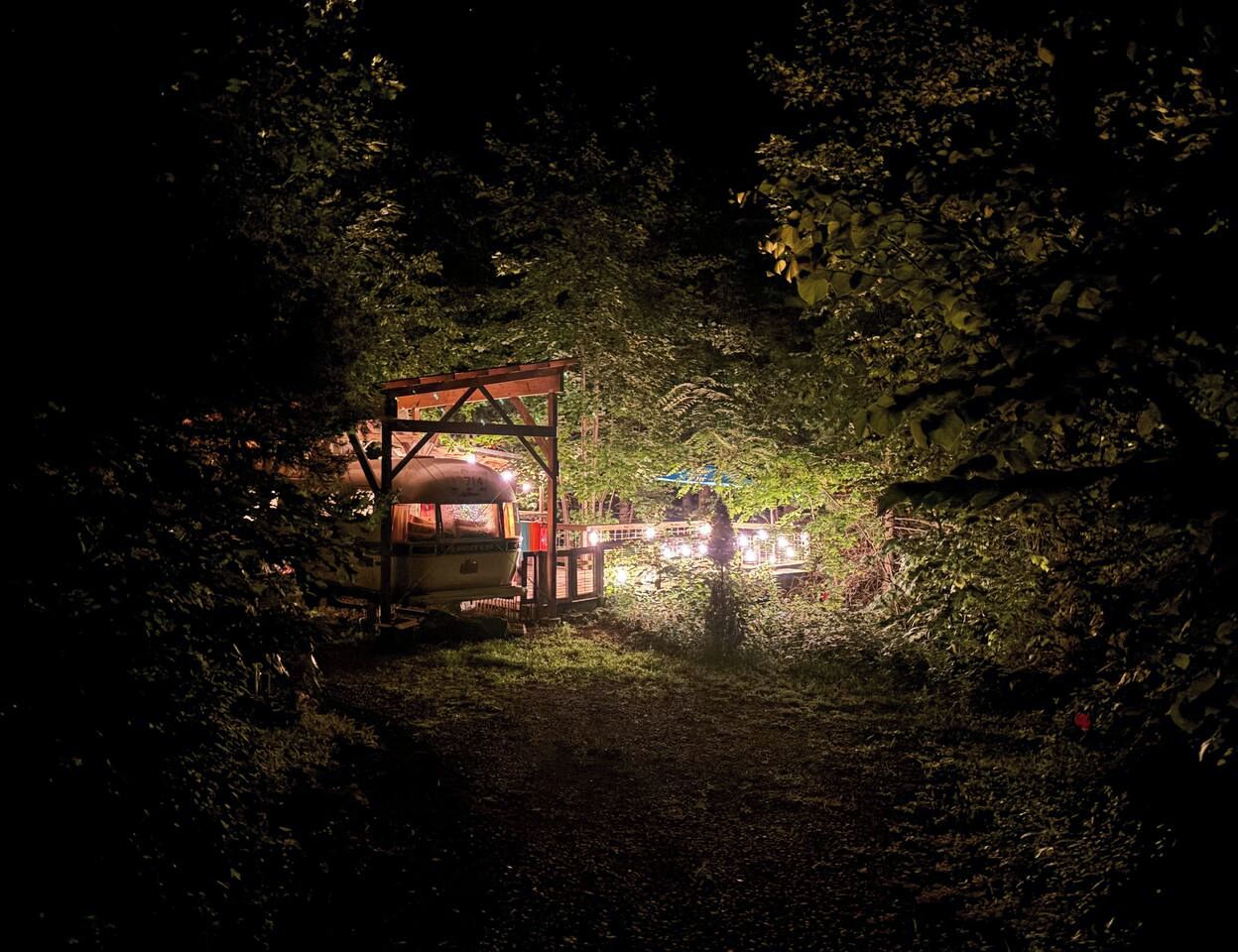 Secluded and private! The airstream is amazing for stargazing and getting away. Partially covered deck and fully fenced is great for dogs or kids. Close enough for visits to town- but enjoy the night sky and quiet in the evenings. 