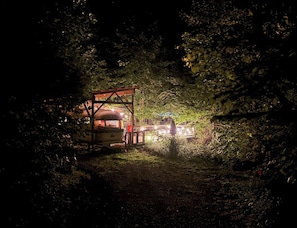 Secluded and private! The airstream is amazing for stargazing and getting away. Partially covered deck and fully fenced is great for dogs or kids. Close enough for visits to town- but enjoy the night sky and quiet in the evenings. 