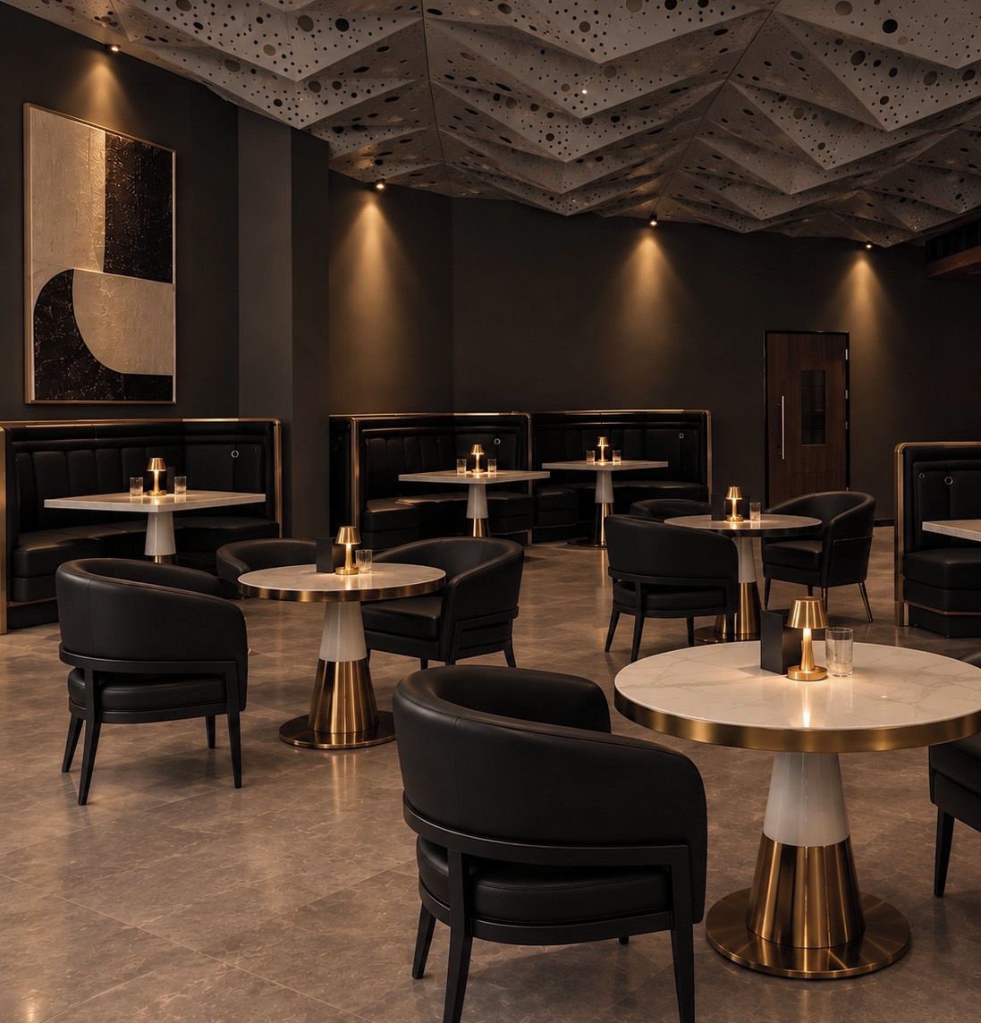 Interior moderno de restaurante con mesas redondas, asientos de cuero negro y un diseño de techo perforado único.