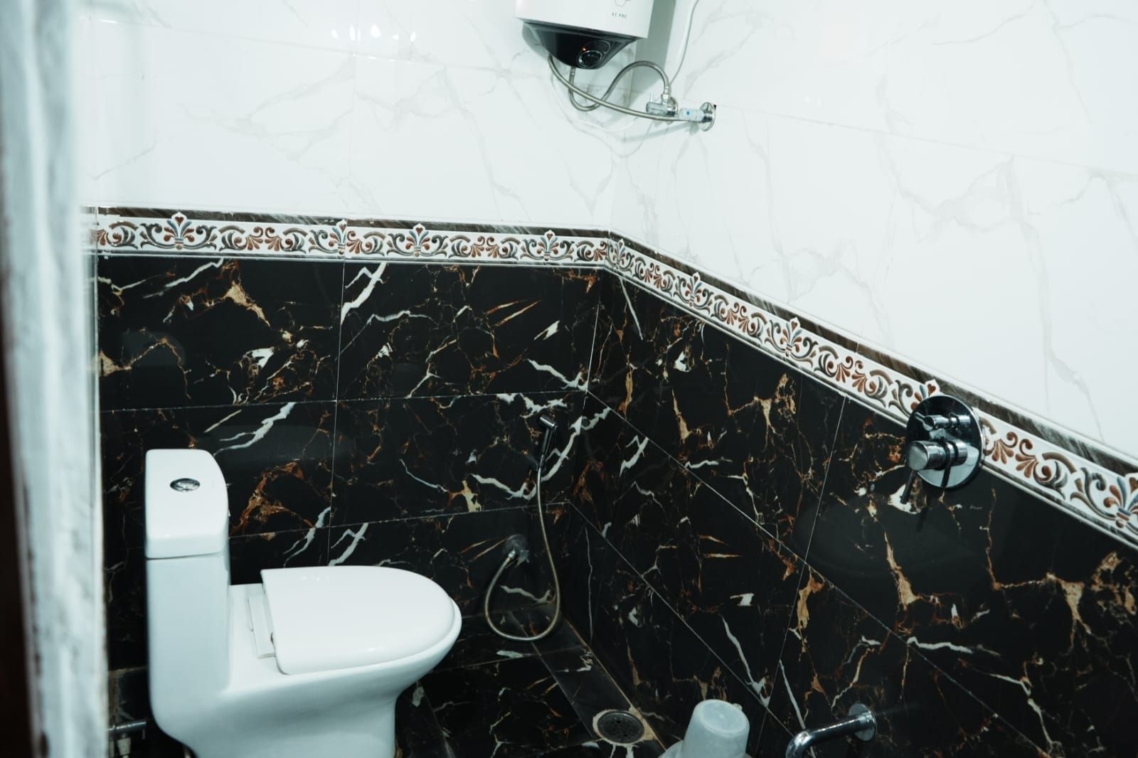 Une salle de bain avec des toilettes, une douche et un lavabo.