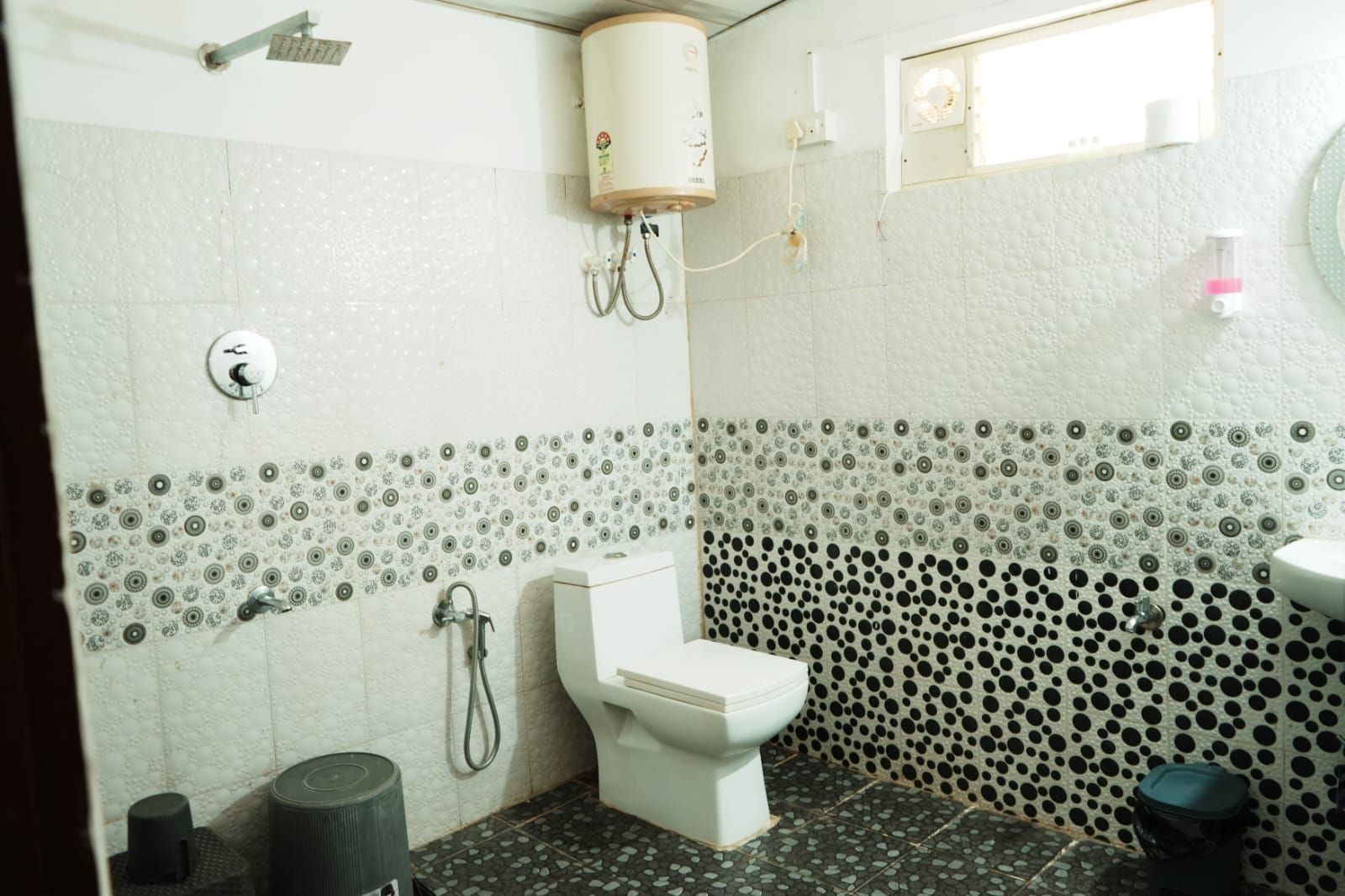 Ein Badezimmer mit Toilette, Dusche und Waschbecken.