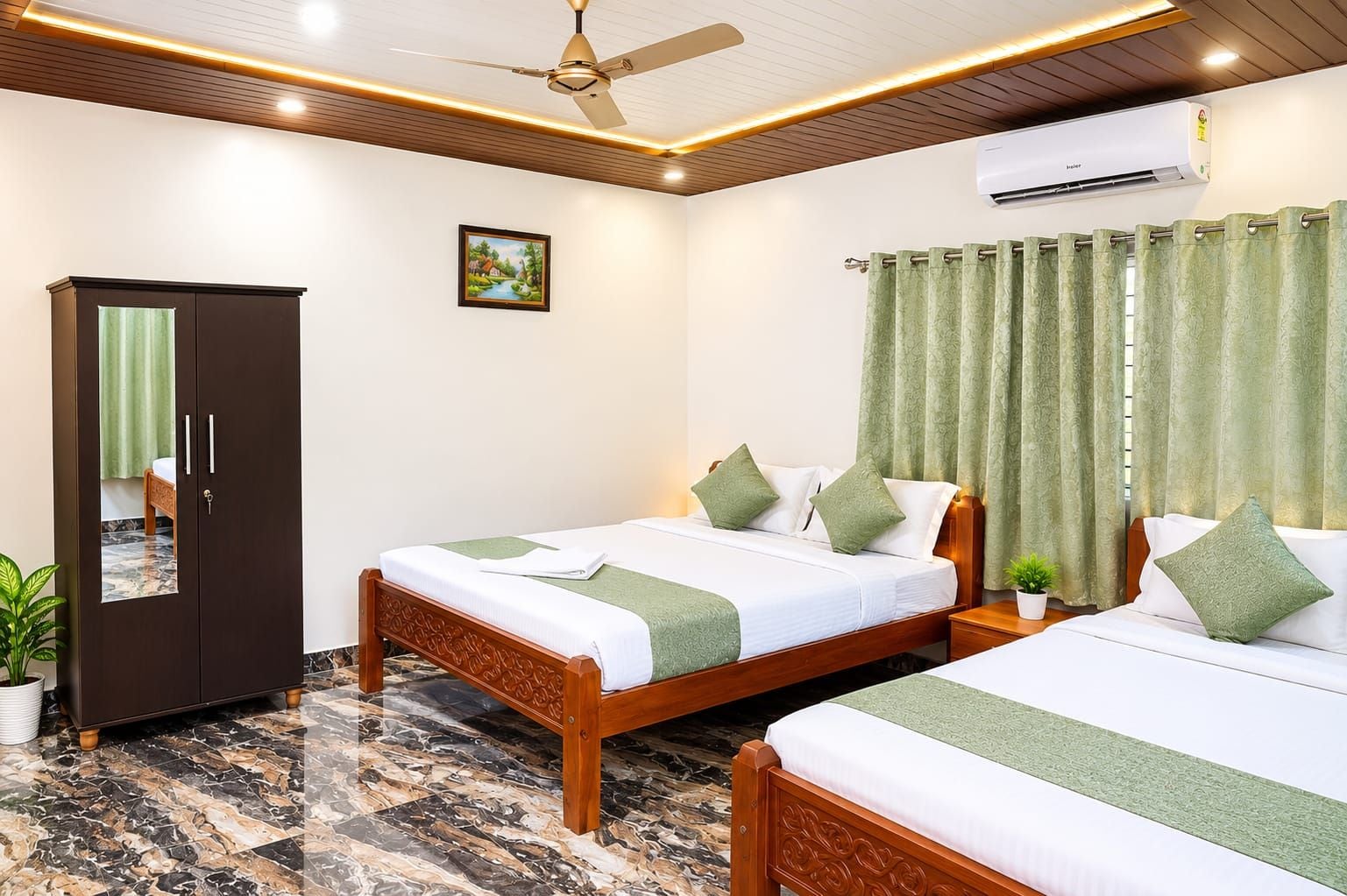 Quarto de hotel com duas camas, um guarda-roupa, ventoinha no teto e ar condicionado, além de uma cortina verde.