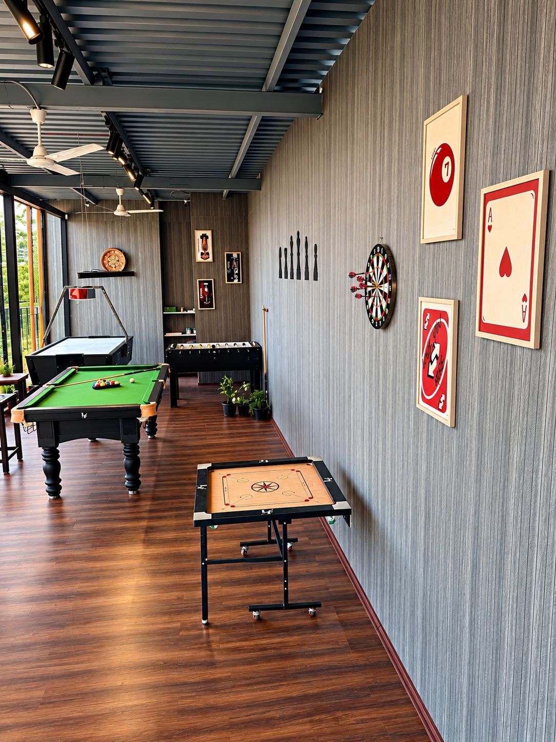 Quarto com mesas de bilhar, dardos e cartas na parede.