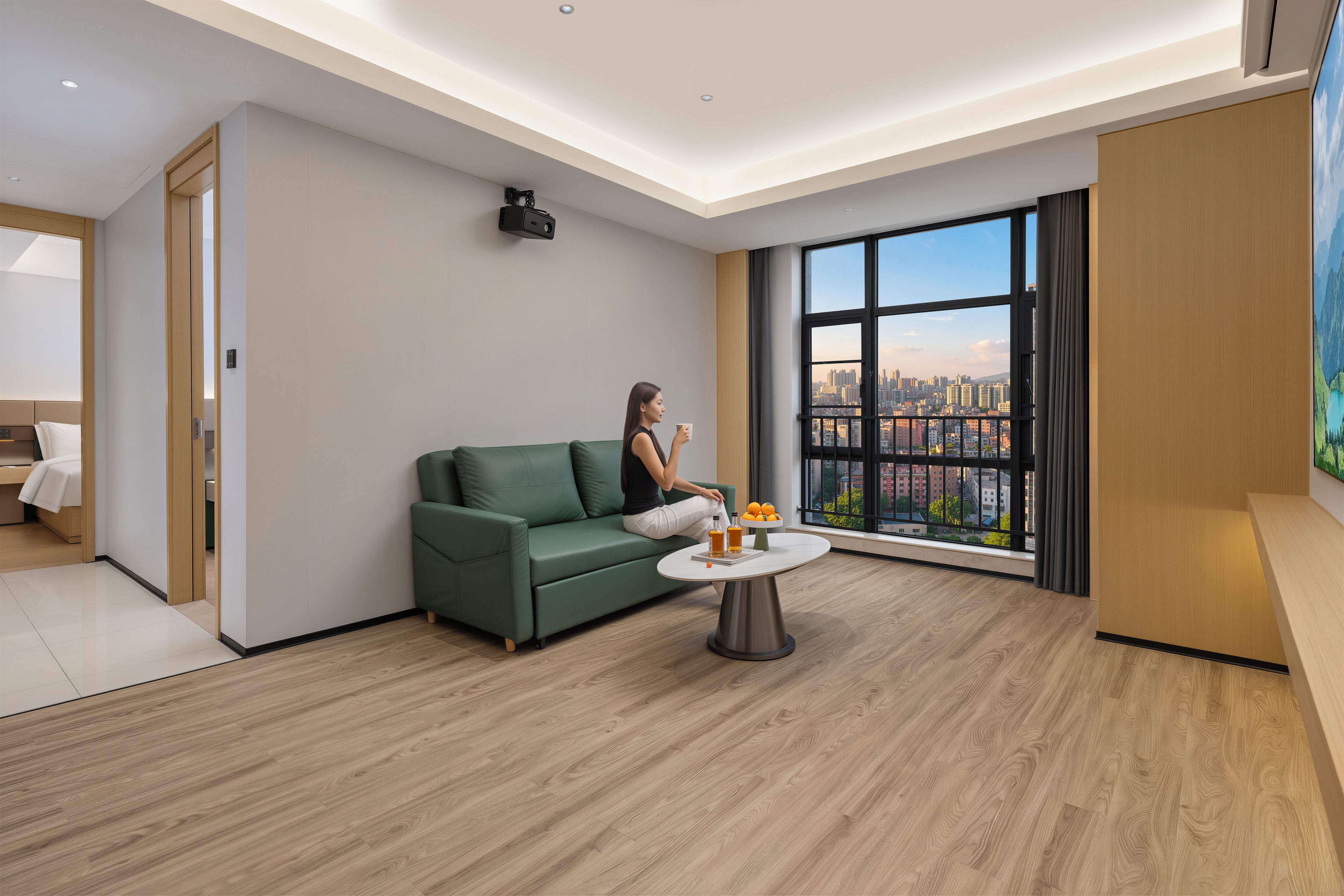 Una sala de estar moderna con un sofá verde, una mesa de centro redonda y un ventanal con vistas a la ciudad.