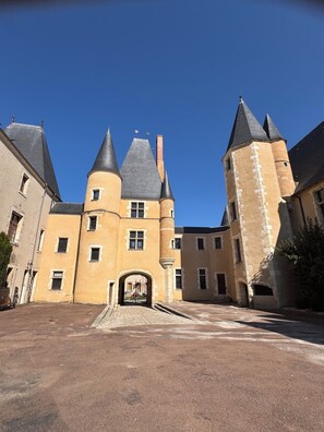 A castle with multiple towers, a central courtyard, and a gate. - Charming House in Berry · Near Sancerre · Eco-Friendly. Take a breath. (Sury-ès-Bois)
