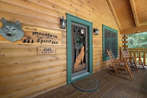Eine Holzhütte mit einem Schild, auf dem 'Mountain Spirit 2189 Cubicle' steht.