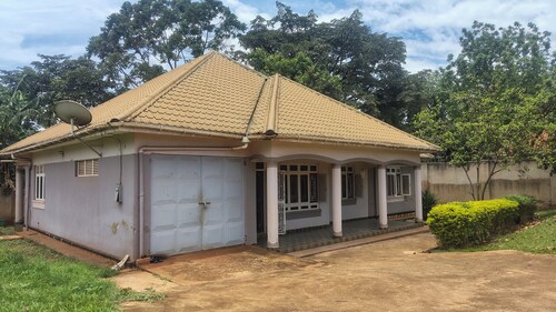 Cozy and Fantastic 3-bedroom house in tranquil Jinja perfect for your getaway