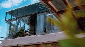 Un edificio moderno con grandes ventanales y un balcón.