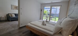 Una camera da letto con un letto, una divano e vista sull'esterno.